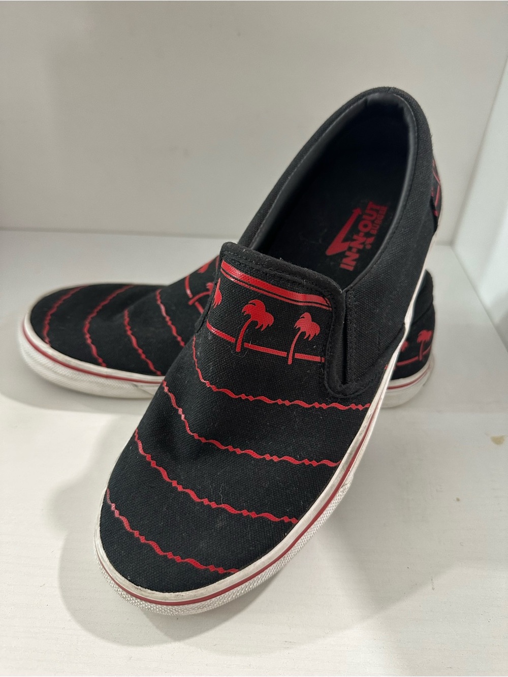 Slip-On In-n-out vans style skate shoes